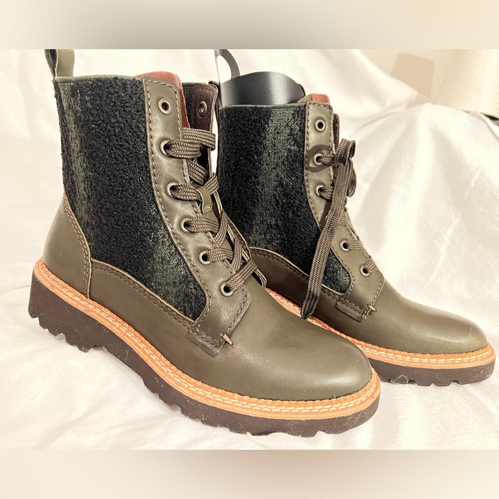 Green waterproof winter boots.